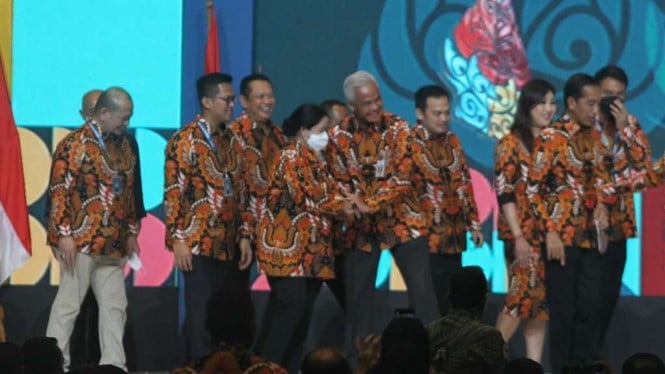 Ketua DPR RI Puan Maharani dan Gubernur Jawa Tengah serta sejumlah pejabat lainnya berfoto bersama usai pembukaan Munas Hipmi XVII di Hotel Alila, Solo, Jawa Tengah, Senin, 21 November 2022.