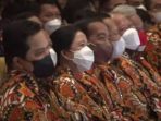 Ketua DPR Puan Maharani di sebelah Presiden Jokowi di acara Munas HIPMI.