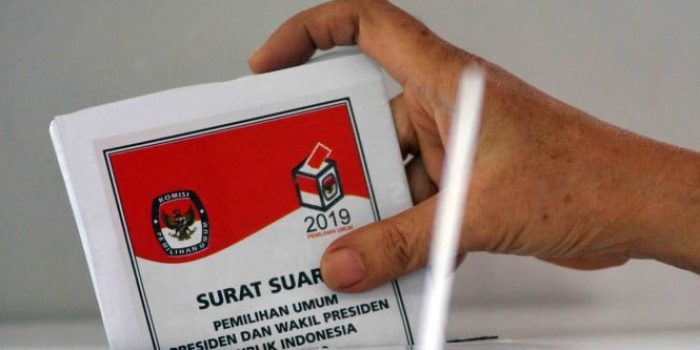 Warga memasukkan surat suara saat Pemilu 2019 (Foto ilustrasi).