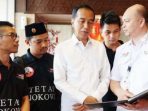 Arsip - Ketua Umum DPP Arus Bawah Jokowi (ABJ) Michael Umbas (kanan) berbincang dengan Presiden Joko Widodo (Jokowi), di Semarang, Minggu, 3 Februari 2019.