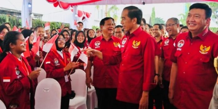Presiden Jokowi bersama Menhan Prabowo dan Kepala BIN Budi Gunawan di Surabaya.