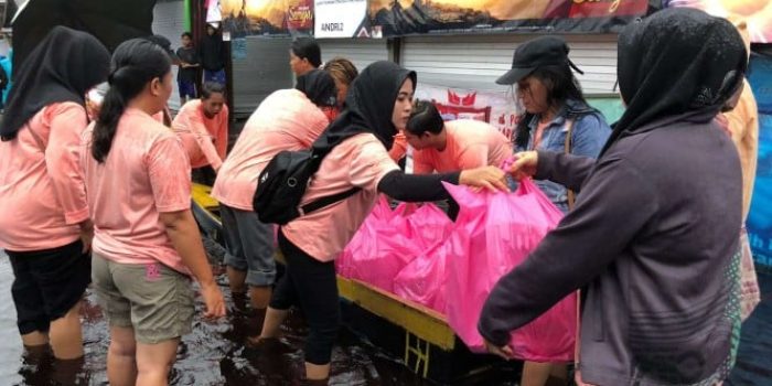 Relawan Ganjar di Palangkaraya Kalteng Membagi Bantuan ke Korban Banjir