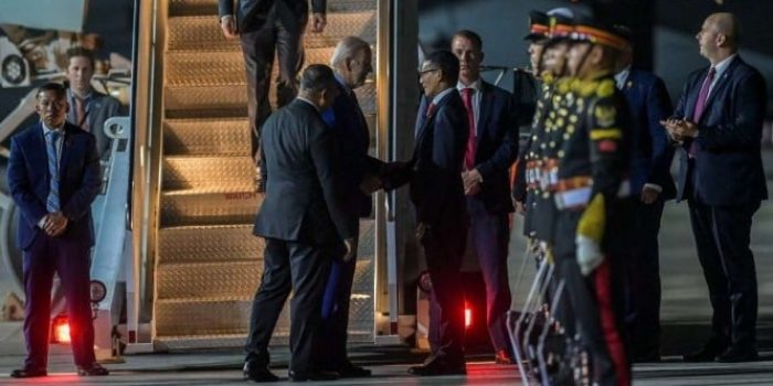 Presiden Amerika Serikat Joe Biden tiba di Bali pada Minggu malam, 13 November 2022, di Bandara Internasional I Gusti Ngurah Rai, Bali, untuk menghadiri acara puncak Konferensi Tingkat Tinggi (KTT) G20.