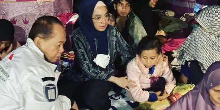 Syarief Hasan dan Ingrid Kansil mengunjungi korban gempa Cianjur.
