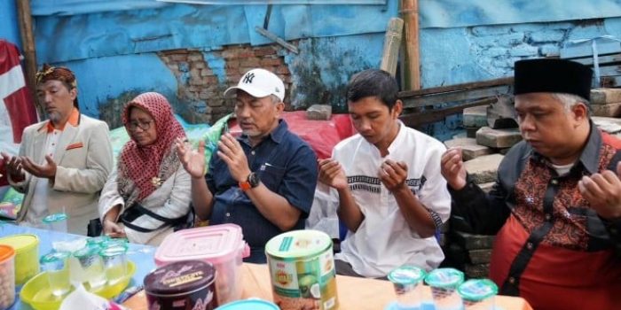 Presiden PKS Ahmad Syaikhu (tengah) saat temui korban tragedi Kanjuruhan.