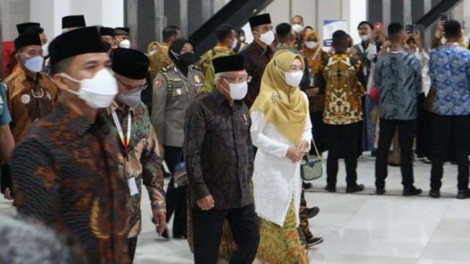 Wakil Presiden Maruf Amin dan Wury Ma'ruf Amin menghadiri penutupan Muktamar ke-48 Muhammadiyah dan Aisyiyah di Edutorium Universitas Muhammadiyah Surakarta, Jawa Tengah, pada Minggu, 20 November 2022.