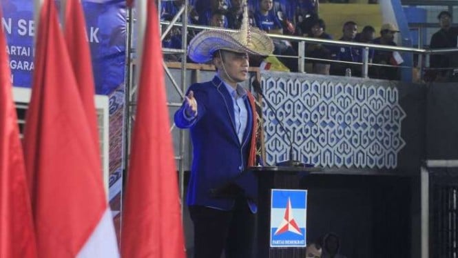 Ketua Umum Partai Demokrat Agus Harimurti Yudhoyono (AHY) berpidato usai melantik sejumlah pengurus Partai Demokrat se-Nusa Tenggara Timur (NTT) di GOR Oepoi, Kota Kupang, NTT, Rabu, 7 Desember 2022.