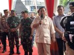 Menteri Pertahanan Prabowo Subianto pada saat berada di kantor Komando Rayon Militer (Koramil) Turen 0818/14 di wilayah Kecamatan Turen, Kabupaten Malang, Jawa Timur, Kamis, 8 Desember 2022.
