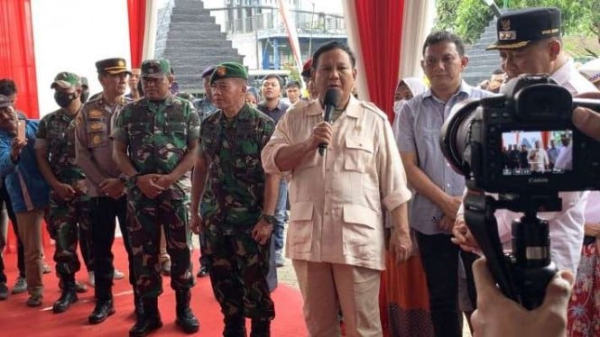 Menteri Pertahanan Prabowo Subianto pada saat berada di kantor Komando Rayon Militer (Koramil) Turen 0818/14 di wilayah Kecamatan Turen, Kabupaten Malang, Jawa Timur, Kamis, 8 Desember 2022.