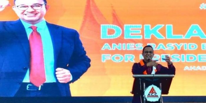 Calon presiden dari Partai Nasdem Anies Baswedan memberikan sambutan pada deklarasi dukungan sebagai capres oleh Relawan Perubahan di Padang, Sumatera Barat, Minggu, 4 Desember 2022.