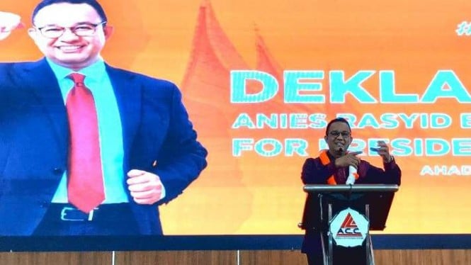 Calon presiden dari Partai Nasdem Anies Baswedan memberikan sambutan pada deklarasi dukungan sebagai capres oleh Relawan Perubahan di Padang, Sumatera Barat, Minggu, 4 Desember 2022.