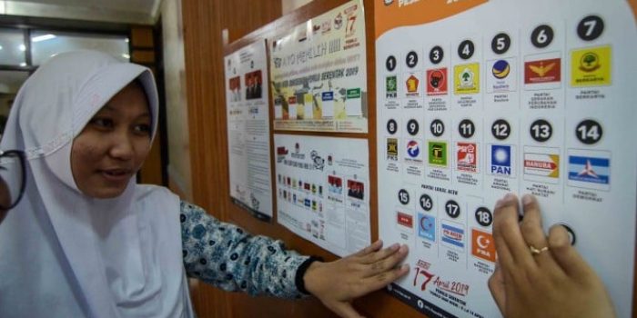 Dua siswa Sekolah Menengah Atas memperhatikan gambar partai politik peserta pemilu 2019 di Komisi Pemilihan Umum (KPU) Jawa Barat, Bandung, beberapa waktu lalu (Foto ilustrasi)