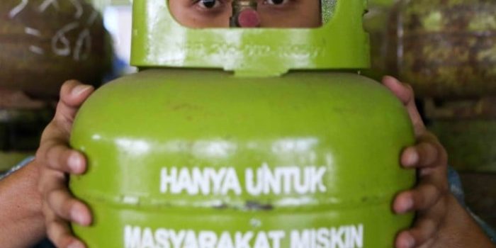 Warga memperlihatkan tabung Liquefied Petroleum Gas (LPG) ukuran 3 kg di Depot LPG Pulau Layang, Plaju, Palembang, Sumatera Selatan.