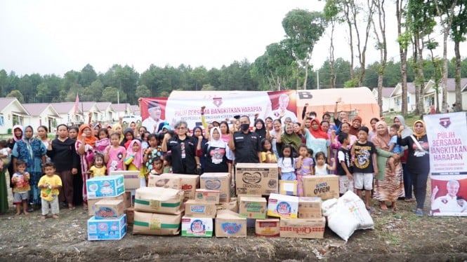 Relawan Sahabat Ganjar Beri Bantuan ke Warga Pengungsi Gunung Semeru