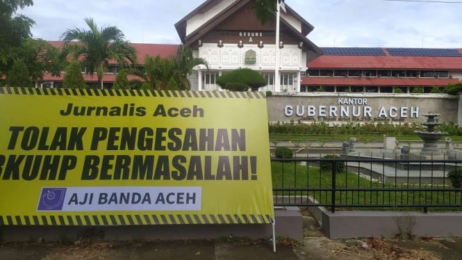 Papan Spanduk Penolakan RKUHP di Pintu Masuk Kantor Gubernur Aceh