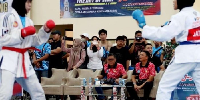 Sekjen PDIP Hasto Kristiyanto Saat Menyaksikan Kejuaraan Ju-jitsu