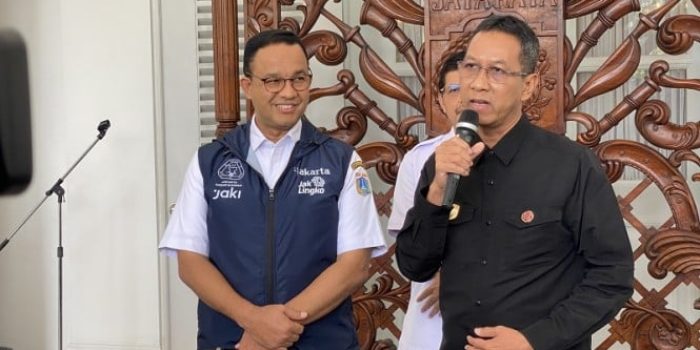 Gubernur DKI Anies Baswedan bersama Pj Gubernur terpilih Heru Budi Hartono