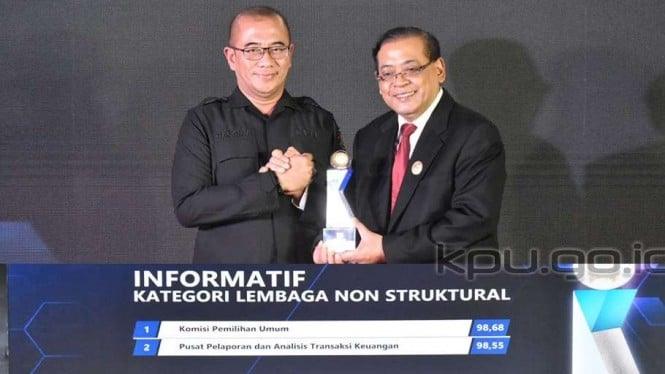 Ketua KPU Hasyim Asyari (kiri) menerima anugerah Anugerah Keterbukaan Informasi Publik Tahun 2022 Kategori Lembaga Nonstruktural dari Komisi Informasi Pusat Donny Yoesgiantoro di Jakarta, Rabu, 14 Desember 2022.