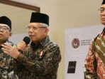 Wakil Presiden Maruf Amin didampingi Menteri Koordinator Bidang Pembangunan Manusia dan Kebudayaan Muhadjir Effendy dan Juru Bicara Wapres Masduki Baidlowi menyampaikan keterangan kepada wartawan, di Jakarta, Rabu, 21 Desember 2022.