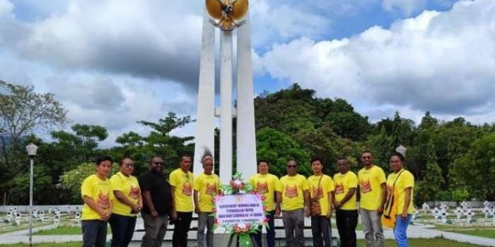 Foto bersama Komnas HAM Perwakilan Papua saat berziarah di Taman Makam Pahlawan, di Waena, Kota Jayapura, Sabtu, 10 Desember 2022.