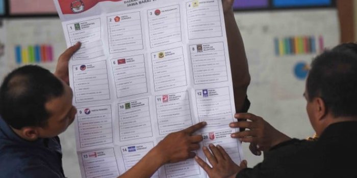 Petugas KPPS memperlihatkan suara Pemilu 2019.