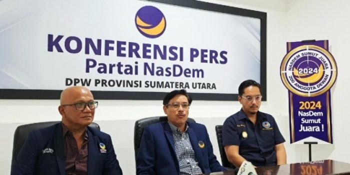 Ketua DPW NasDem Sumut, Iskandar ST (tengah).