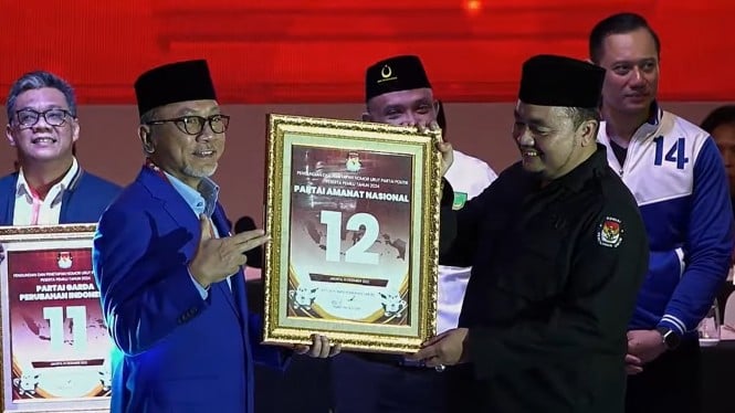 Ketua Umum PAN Zulkifli Hasan menerima nomor urut PAN untuk Pemilu 2024