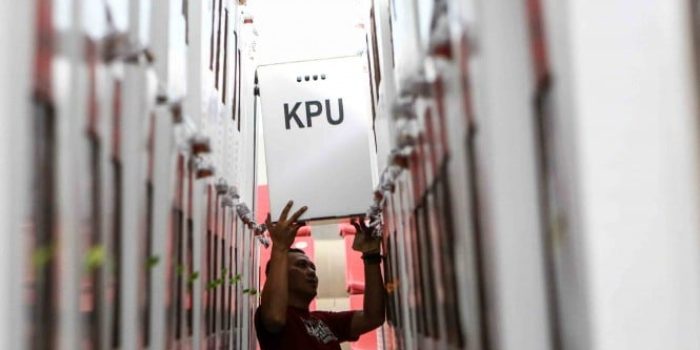 Petugas Kelompok Panitia Pemungutan Suara (KPPS) memeriksa kelengkapan logistik Pemilu sebelum didistribusikan ke kelurahan di gudang logistik KPU Jakarta Pusat (Foto ilustrasi).