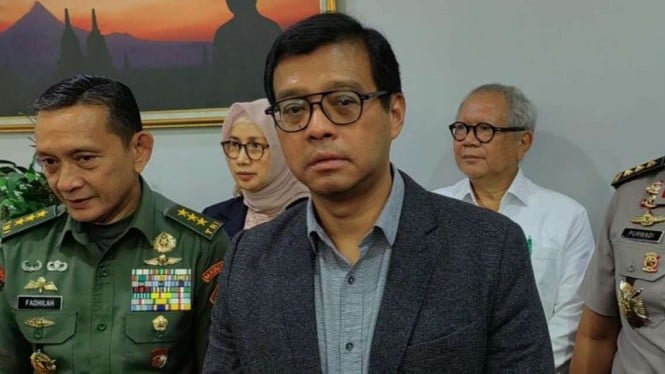 Gubernur Lembaga Ketahanan Nasional (Lemhannas) Andi Widjajanto usai konferensi pers di Gedung Lemhannas RI, Jakarta, Rabu, 21 Desember 2022.