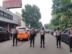 Polisi melakukan penjagaan di sekitar Polsek Astana Anyar, Bandung, Jawa Barat