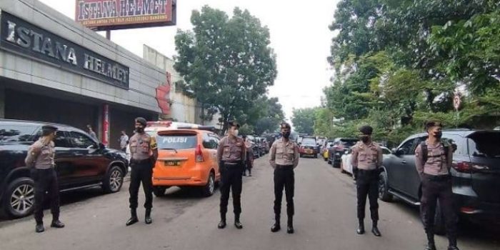Polisi melakukan penjagaan di sekitar Polsek Astana Anyar, Bandung, Jawa Barat