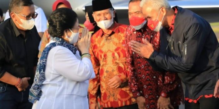 Ganjar Pranowo saat menjemput Ketum PDIP MegawatI Sukarnoputri.