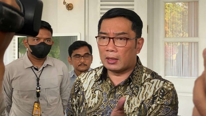 Gubernur Jawa Barat Ridwan Kamil berbicara kepada wartawan saat ditemui usai menemui Penjabat Gubernur DKI Heru Budi Hartono di Balai Kota, Selasa, 20 Desember 2022.