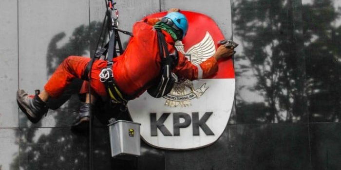 Seorang petugas sedang membersihkan logo Gedung KPK di Jakarta (Foto ilustrasi)