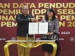 Ketua KPU menerima DP4 Pemilu 2024 dari Kementerian Luar Negeri (Kemlu)