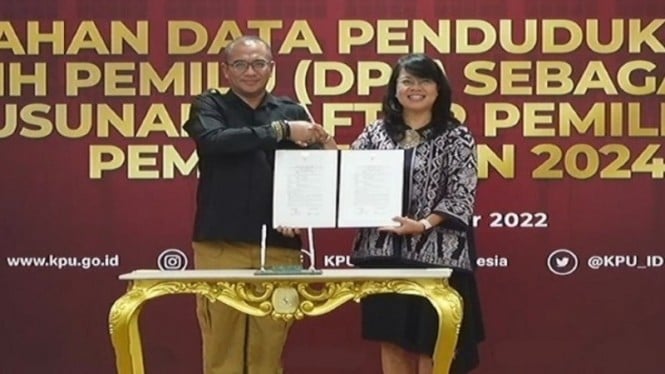 Ketua KPU menerima DP4 Pemilu 2024 dari Kementerian Luar Negeri (Kemlu)