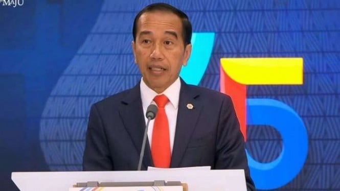 Tangkapan layar Presiden RI Joko Widodo memberikan sambutan pada Konferensi Tingkat Tinggi (KTT) Peringatan 45 Tahun ASEAN-Uni Eropa (EU) di Brussels, Belgia, seperti disaksikan secara virtual, Rabu, 14 Desember 2022.