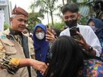 Gubernur Jawa Tengah Ganjar Pranowo (kiri) menyapa warga saat menghadiri Road to Hakordia (Hari Antikorupsi Sedunia) di Alun-Alun Surabaya, Jawa Timur, Kamis, 1 Desember 2022.