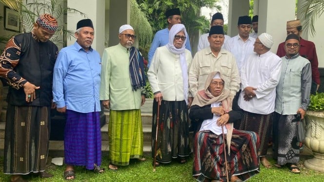 Prabowo Subianto bersama para kiai NU dan pengasuh pesantren Jatim di Surabaya.