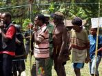 Ilustrasi warga Papua antre menggunakan hak pilihnya.