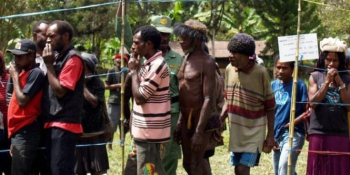 Ilustrasi warga Papua antre menggunakan hak pilihnya.