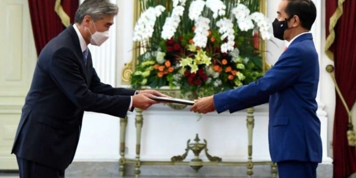 Dubes Amerika Serikat (AS) untuk Indonesia yang baru, Sung Yong Kim (kiri) diterima Presiden RI Jokowi.