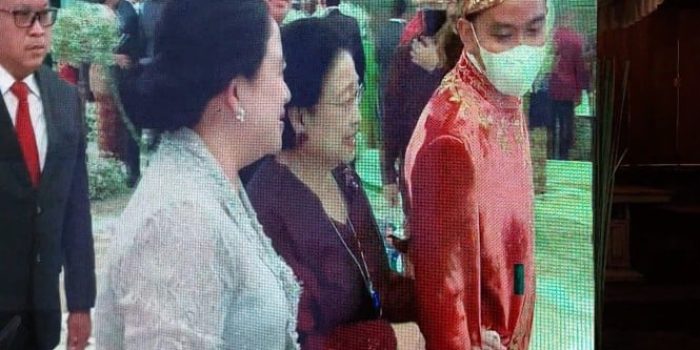Ketua Umum PDIP yang juga Mantan Presiden RI Megawati Soekarnoputri menggandeng tangan Gibran.