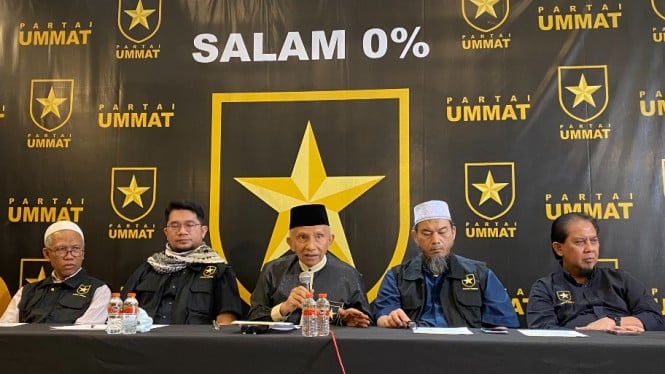 Ketua Majelis Syuro Partai Ummat Amein Rais (tengah) dan petinggi Partai Ummat.