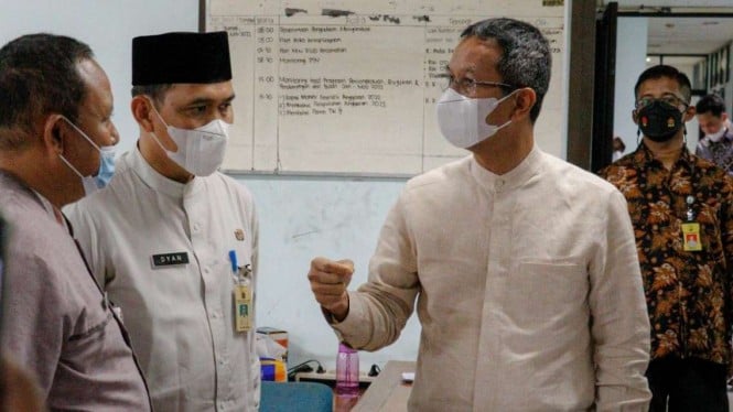 Pj Gubernur DKI Jakarta Heru Budi Hartono sidak ke kantor Kecamatan Tebet.