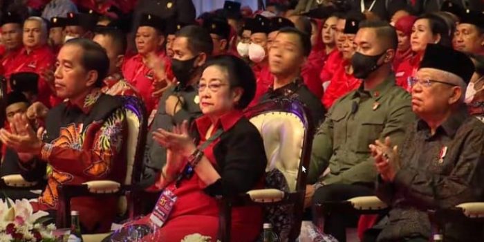 Presiden Jokowi (kiri), Ketum PDIP Megawati Sukarnoputri (tengah) di HUT PDIP.