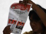 Petugas KPPS menunjukkan surat suara pemilihan calon Presiden dan calon Wakil Presiden yang sudah tercoblos di Pemilu 2019. (Foto ilustrasi)