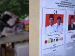 Anggota KPPS mengecek surat suara saat sesi penghitungan suara Pemilu serentak 2019. (Foto ilustrasi)