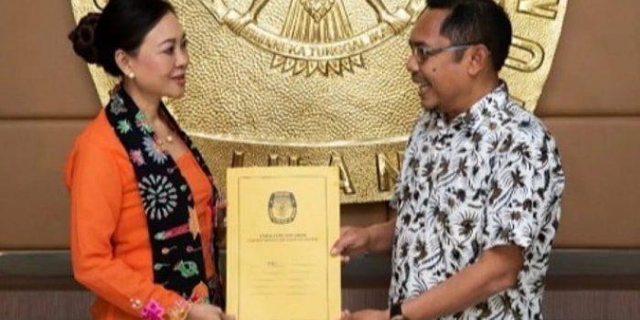 Istri eks Gubernur DKI Djarot Syaiful Hidayat, Happy Farida saat daftar ke KPU.
