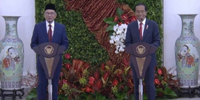 Perdana Menteri Malaysia Dato Sri Anwar Ibrahim (kiri) berbicara kepada wartawan dalam konferesi pers bersama Presiden Joko Widodo di Istana Bogor, Jawa Barat, Senin, 9 Januari 2023.